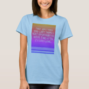 "Zeitloses Weisheit-T-Shirt in Serene Blue" T-Shirt