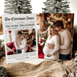 Zeitung Einzigartig Mehr das Merrier Baby Weihnach Feiertagskarte<br><div class="desc">Unsere Newspaper Unique More the Merrier Baby Christmas Holiday Card ist der perfekte Weg, um Ihre freudigen Neuigkeiten und Urlaubswünsche mit Familie und Freunden zu teilen! Diese Karte, die wie eine Zeitung gestaltet ist, zeichnet die Highlights Ihres Jahres in einem einzigartigen und charmanten Format auf und bietet ein festliches Design...</div>