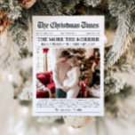 Zeitung Einzigartig Mehr das Merrier Baby Weihnach Feiertagskarte<br><div class="desc">Unsere Newspaper Unique More the Merrier Baby Christmas Holiday Card ist der perfekte Weg, um Ihre freudigen Neuigkeiten und Urlaubswünsche mit Familie und Freunden zu teilen! Diese Karte, die wie eine Zeitung gestaltet ist, zeichnet die Highlights Ihres Jahres in einem einzigartigen und charmanten Format auf und bietet ein festliches Design...</div>