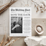 Zeitung Einzigartiges Foto Save the Date Ankündigungspostkarte<br><div class="desc">Zeitung Save the Date Postcard mit Foto und exklusiven Geschichten. Dies ist eine einzigartige Möglichkeit,  Ihren Lieben lassen wissen,  dass Sie verlobt sind und dass sie Save the Date sollten.</div>