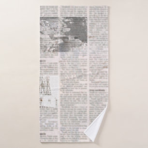 Zeitung mit altem unlesbarem Text. Vintage Grunge Badehandtuch