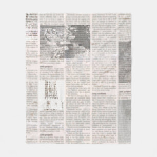 Zeitung mit altem unlesbarem Text. Vintage Grunge Fleecedecke