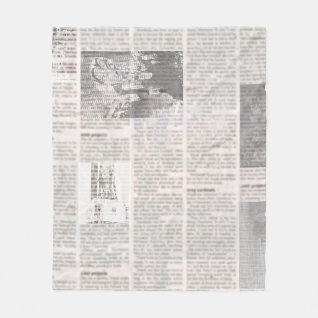 Zeitung mit altem unlesbarem Text. Vintage Grunge Fleecedecke (Vorderseite)