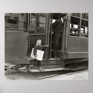 Zeitungsjunge fährt Straßenbahn, 1910. Antikes Fot Poster