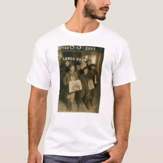Zeitungsjungen in New York um die Jahrhundertwende T-Shirt