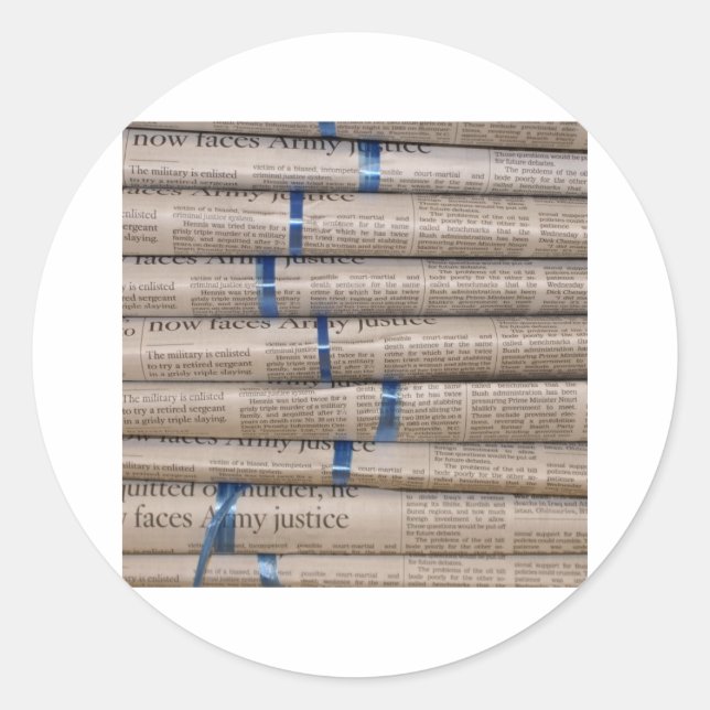 Zeitungsstapel Aktuelle Ereignisse Kunst Runder Aufkleber (Vorderseite)