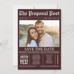 Zeitungsstil Burgundy Red Save the Date Foto