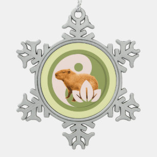 Zen Capybara Yin Yang Friedliche Natur Schneeflocken Zinn-Ornament