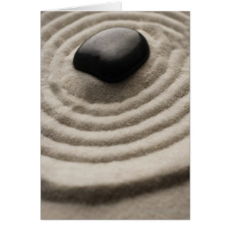 Zen-Garten mit Kieselsteinen auf ragendem Sand