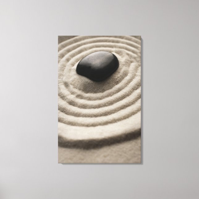 Zen-Garten mit Kieselsteinen auf ragendem Sand Leinwanddruck (Vorderseite)