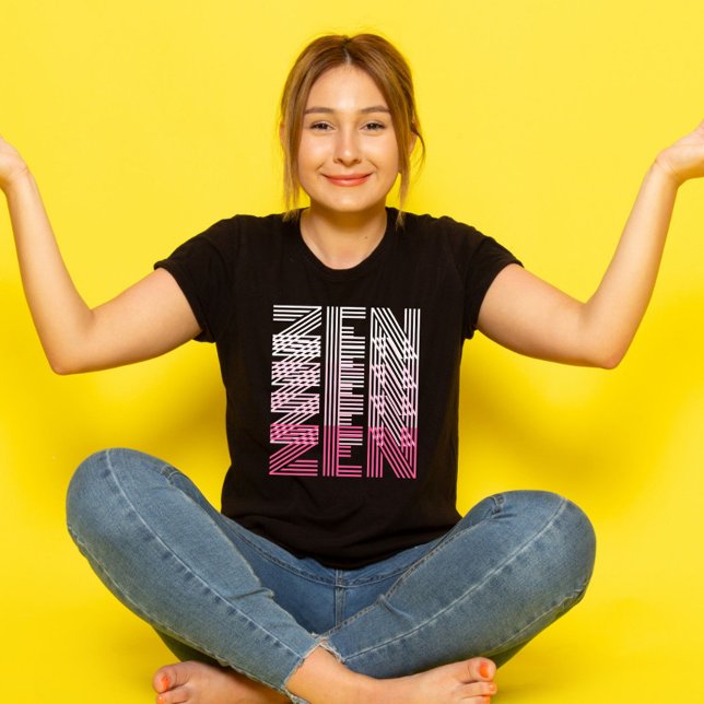 ZEN Rosa Monochrome Retro 70er Typografie Yoga T-Shirt (Von Creator hochgeladen)