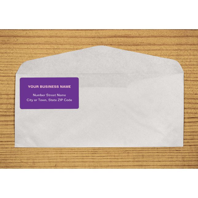 Zentrierlich ausgerichtete Schlichte Texte Lila Sc (Center aligned plain text business purple shipping label on envelope)