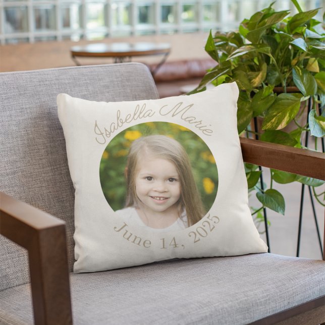 zentrierter Kreis und Skript Kissen (Soft minimal pillow featuring circle-cropped image with arched script name and date detail.)