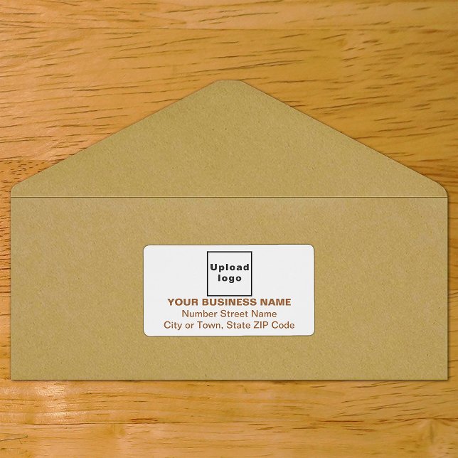 zentriertes, braunes Etikett für den Versand von T (Center aligned shipping label in brown text on envelope)