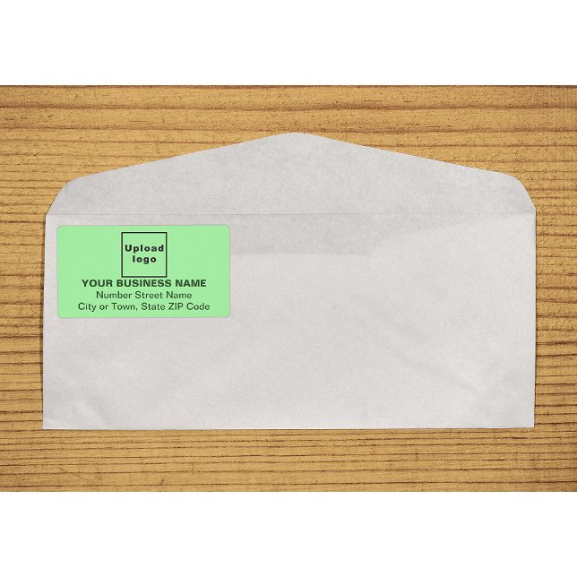 zentriertes, leicht grünes Versandlabel (Center aligned business light green shipping label on envelope)