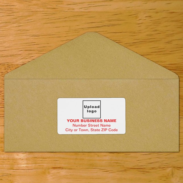 zentriertes, rotes Text-Versandlabel (Center aligned shipping label in red text on envelope)