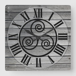 Zentriertes Triskelion auf altem Holzbild, weiß Quadratische Wanduhr