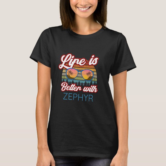 Zephyr Personalisierter Name "Das Leben ist besser T-Shirt (Vorderseite)