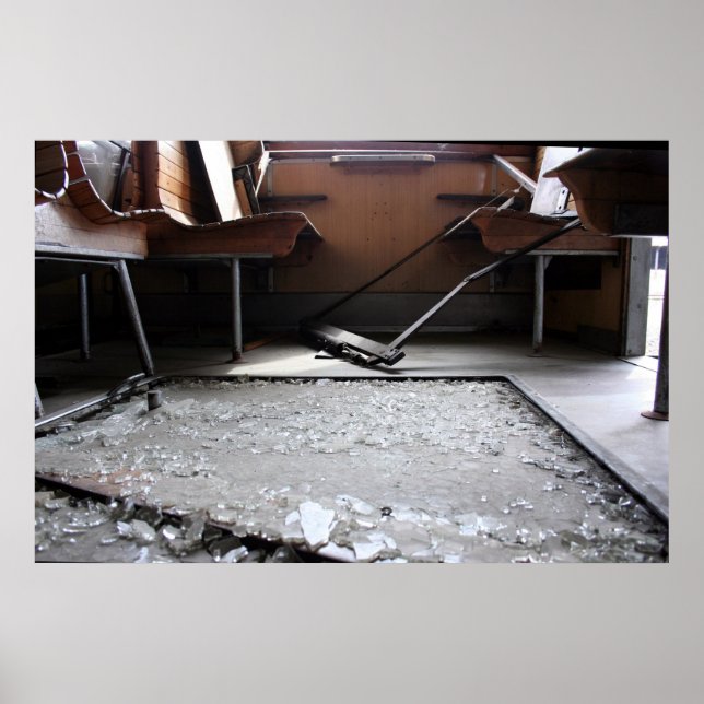 Zerbrochenes Glas auf dem Plakat "Ground Abandoned (Vorne)