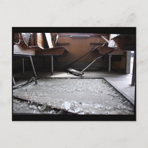 Zerbrochenes Glas auf der Postkarte mit nicht befa