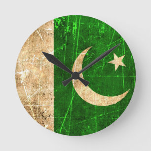 Zerkratzte und abgenutzte Vintage-Pakistan-Flagge Runde Wanduhr