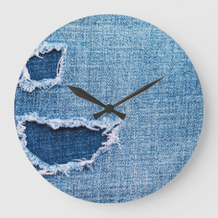 Zerrissene Denim-Gewebetextur, blaue Farbtöne. Große Wanduhr
