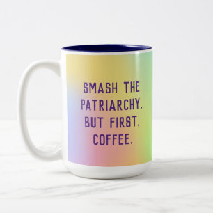"Zerschlagt das Patriarchat. Aber zuerst, Kaffee." Zweifarbige Tasse