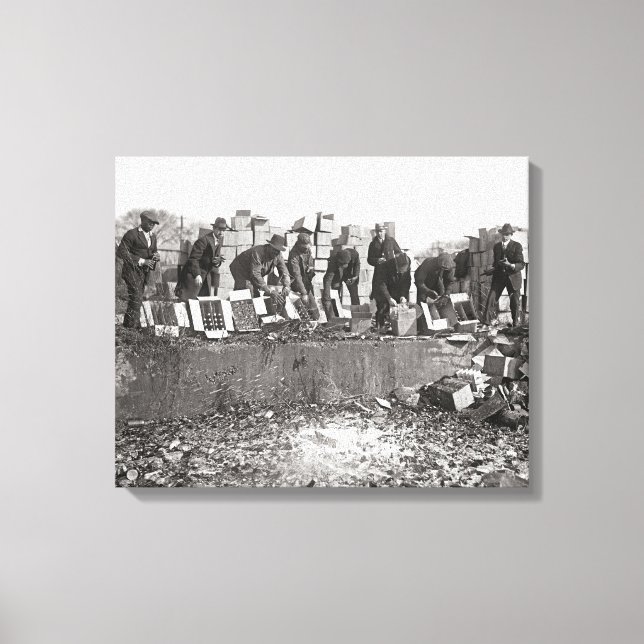 Zerstörung von Bootleg Liquor, 1923 Leinwanddruck (Vorderseite)