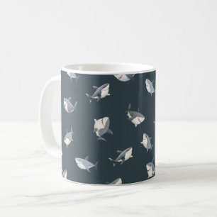 Zerstreute Wasserfarben-Haie auf dunklem Graublau Kaffeetasse