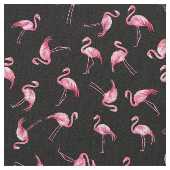 Zerstreute Wasserfarbenflamingos auf Schwarz Stoff (Nahaufnahme)