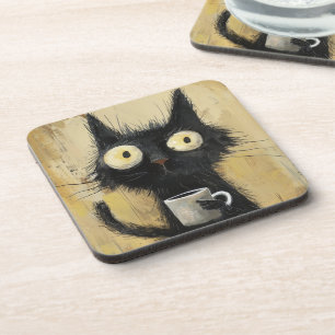 Zerzauste schwarze Katze mit Kaffee auf grungigem Getränkeuntersetzer