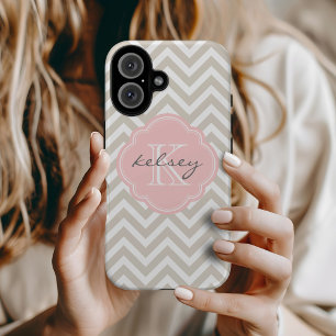 Zickzack, beige und rosa Monogramm iPhone 16 Hülle