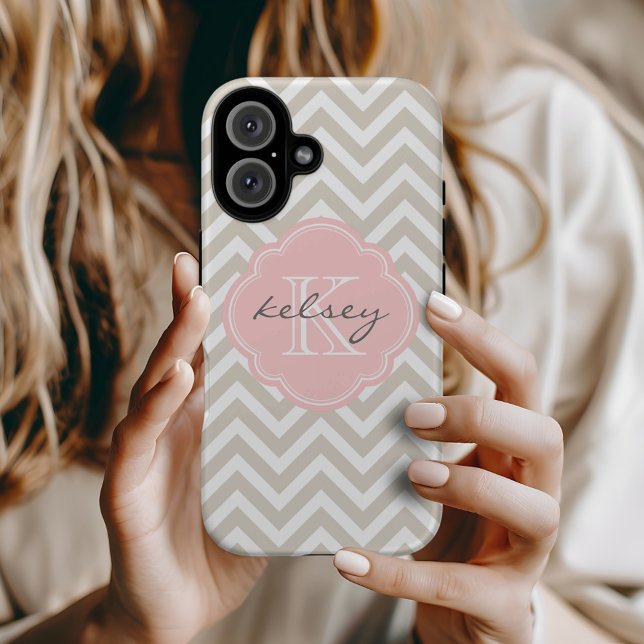 Zickzack, beige und rosa Monogramm Case-Mate iPhone Hülle (Von Creator hochgeladen)