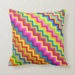 Zickzack gemustertes Kopfkissen aus Zickzack Kissen<br><div class="desc">Zigzag Zickzack gemustertes Kissen Kissen in lebhaften Farben wie Orange,  Gelb,  Rot,  lila,  Rosa,  Blau und Grün. Das Hotel liegt sehr zentral und ist sehr zentral gelegen. Das Zimmer war sehr sauber und das Personal war sehr freundlich und hilfsbereit. Muster von Sarah Trett.</div>
