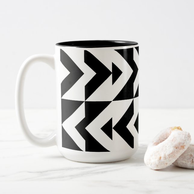 Zickzack geometrisches Schwarz-Weiß-Muster Zweifarbige Tasse (Mit Donut)