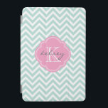Zickzack Monogramm für Minze und Rosa iPad Mini Hülle<br><div class="desc">Das niedliche schicke iPad Gehäuse zeichnet sich durch ein Zickzack Zickzack-Muster aus,  das mit dem Monogrammnamen personalisiert ist und in einem gürtelförmigen Rahmen aus Quarzfolie anfängt. Klicken Sie auf Anpassen,  um Schriftart und Farben zu ändern,  um Ihr eigenes,  einzigartiges Design zu erstellen.</div>