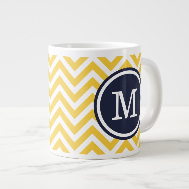 Zickzack Monogramm Gelb und Navy Blue Jumbo-Tasse (Vorderseite Rechts)