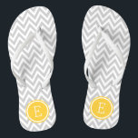Zickzack Monogramm, grau und gelb Flip Flops<br><div class="desc">Maßgeschneiderte,  bedruckte Flop-Sandalen mit einem stilvollen,  modernen Zickzack Muster und einem eigenen Monogramm oder einem anderen Text in einem Kreisrahmen. Klicken Sie auf Anpassen,  um Schriftart und Farben zu ändern oder eigene Bilder hinzuzufügen,  um ein einzigartiges Design zu erstellen!</div>