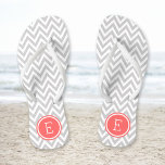 Zickzack Monogramm Grau und Korallen Flip Flops<br><div class="desc">Maßgeschneiderte,  bedruckte Flop-Sandalen mit einem stilvollen,  modernen Zickzack Muster und einem eigenen Monogramm oder einem anderen Text in einem Kreisrahmen. Klicken Sie auf Anpassen,  um Schriftart und Farben zu ändern oder eigene Bilder hinzuzufügen,  um ein einzigartiges Design zu erstellen!</div>