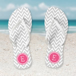 Zickzack Monogramm, grau und rosa Flip Flops<br><div class="desc">Maßgeschneiderte,  bedruckte Flop-Sandalen mit einem stilvollen,  modernen Zickzack Muster und einem eigenen Monogramm oder einem anderen Text in einem Kreisrahmen. Klicken Sie auf Anpassen,  um Schriftart und Farben zu ändern oder eigene Bilder hinzuzufügen,  um ein einzigartiges Design zu erstellen!</div>