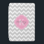 Zickzack Monogramm, grau und rosa iPad Mini Hülle<br><div class="desc">Das niedliche schicke iPad Gehäuse zeichnet sich durch ein Zickzack Zickzack-Muster aus,  das mit dem Monogrammnamen personalisiert ist und in einem gürtelförmigen Rahmen aus Quarzfolie anfängt. Klicken Sie auf Anpassen,  um Schriftart und Farben zu ändern,  um Ihr eigenes,  einzigartiges Design zu erstellen.</div>