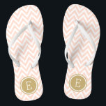 Zickzack Monogramm in Rosa und Gold Flip Flops<br><div class="desc">Maßgeschneiderte,  bedruckte Flop-Sandalen mit einem stilvollen,  modernen Zickzack Muster und einem eigenen Monogramm oder einem anderen Text in einem Kreisrahmen. Klicken Sie auf Anpassen,  um Schriftart und Farben zu ändern oder eigene Bilder hinzuzufügen,  um ein einzigartiges Design zu erstellen!</div>