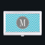 Zickzack Muster für Aqua und Grau Visitenkarten Etui<br><div class="desc">Kühne geometrische Muster mit Monogrammen. Dieses trendige Design umfasst die beliebten Farben. Wenn Sie das Kunstwerk anpassen möchten,  klicken Sie auf die Schaltfläche Anpassen und nehmen Änderungen vor.</div>