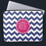 Zickzack Muster mit Monogram - Navy Magenta Laptopschutzhülle<br><div class="desc">Ein beliebtes Design mit einem Bereich zum Hinzufügen von Initialen. Trendige Farben und Muster für Ihr Handy. Wenn Sie die Monogramme anpassen müssen,  klicken Sie auf die Schaltfläche Anpassen und nehmen Sie Änderungen vor.</div>