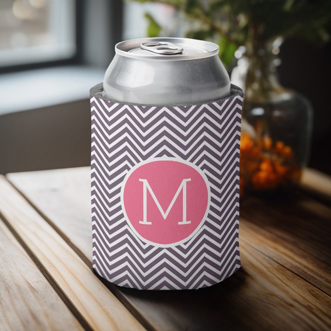 Zickzack Muster mit Monogramm - Rosa Lila Dosenkühler (Celebrate with a personalized can cooler - add your name or monogram. Great party favor or gift)