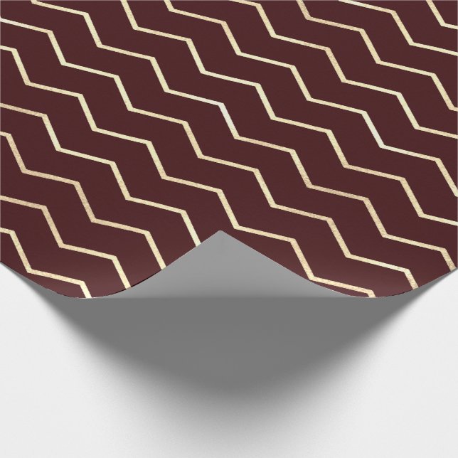 Zickzack Stripes Lines Gold Metallic Burgundy Maro Geschenkpapier (Ecke)