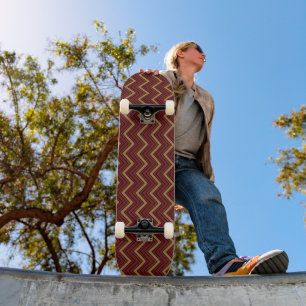 Zickzack Zackenrot- und Brauntöne Skateboard