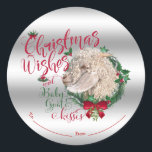 ZIEGE | Christmas Wünsche Baby Goat Kisses Angora Runder Aufkleber<br><div class="desc">CUSTOMIZE Dieses Weihnachtsgeschenk Tag Sticker- Adorable Porträtmalerei eines Angora Ziege Kids mit Weihnachtsgrün, Heiligenbäumen und Beeren, einem roten Bogen und Misteloe - mit verziertem Kalligrafiettext, der lautet: Weihnachten wünscht und Kinderziege auf abnehmbarem silberem Hintergrund - entfernen Sie Hintergrund, um Weiß zu zeigen oder wählen aus dem individuellen Farbton - Perfect...</div>