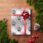 ZIEGE | Christmas wünscht Baby Goat Kisses Alpine  Geschenkpapier<br><div class="desc">KENNEN SIE DIESES Weihnachtsgeschenk Wrapping Paper- Adorable Porträtmalerei eines alpinen Ziegenkreises (mein Annabelle) mit Weihnachtsgrün, Heiligen und Beeren, einem roten Bogen und Misteloe - mit verziertem Kalligrafiettext, der lautet: Weihnachten wünscht und Kinderziege Kisses alle auf einem abnehmbaren silbernen Hintergrund - entfernen Sie Hintergrund, um Weiß zu zeigen oder wählen Sie...</div>