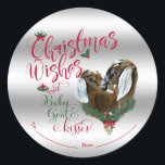 ZIEGE | Christmas wünscht Baby Goat Kisses Nubian  Runder Aufkleber<br><div class="desc">CUSTOMIZE Dieses Weihnachtsgeschenk Tag Sticker- Adorable Porträtmalerei von nubischen Zwillingen mit Weihnachtsgrün, Heiligen und Beeren, einem roten Bogen und Misteloe - mit verziertem Kalligrafiettext, der lautet: Weihnachten wünscht und Kinderziege auf abnehmbarem silbernen Hintergrund - entfernen Sie Hintergrund, um Weiß zu zeigen oder einen beliebigen Farbhintergrund aus der individuellen Farbauswahl zu...</div>